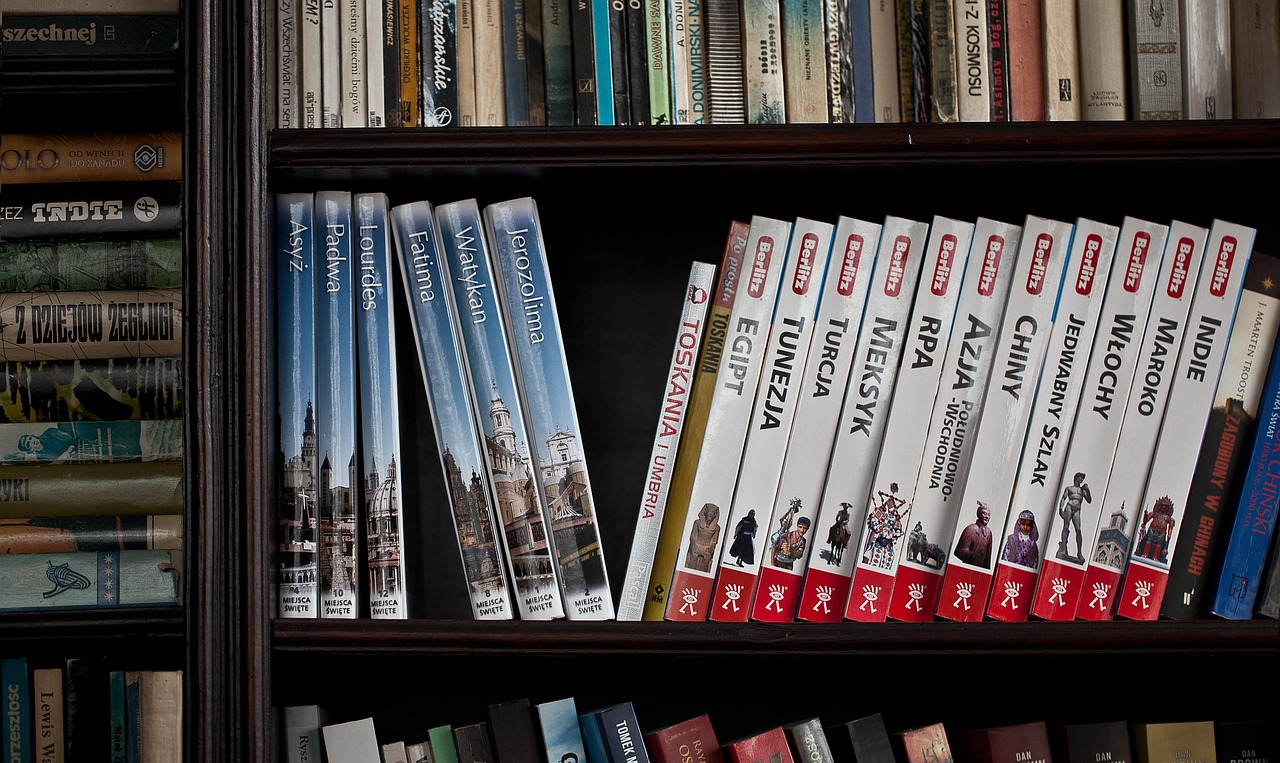 Pomysły na drewniane biblioteczki: estetyka, funkcjonalność i styl aranżacji wnętrz