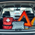 Różnica między wyposażeniem obowiązkowym a zalecanym w samochodzie – co grozi za brak?