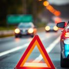 Jak zabezpieczyć miejsce awarii lub kolizji: trójkąt, światła awaryjne, kamizelka i bezpieczna kolejność działań