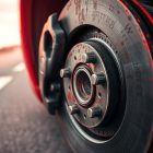 Auto słabo hamuje: objawy problemów z hamulcami, których nie należy odkładać