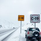Łańcuchy śniegowe za granicą: przepisy, znaki C-18/C-19 i obowiązek użycia na trasie