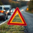 Trójkąt ostrzegawczy w samochodzie: kiedy używać, jak ustawić i jak zabezpieczyć miejsce awarii