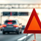 Jak ustawić trójkąt ostrzegawczy: odległość na autostradzie i poza obszarem zabudowanym oraz najczęstsze błędy