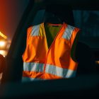 Kamizelka odblaskowa w samochodzie: przepisy, kiedy zakładać i jak przechowywać