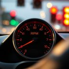 Auto gaśnie przy dojeżdżaniu do świateł: co sprawdzić, gdy spadają obroty na luzie